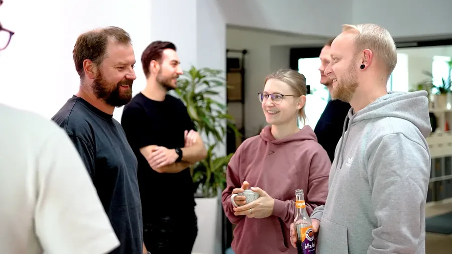 nauten Team im Austausch über digitale Projekte und Markenentwicklung