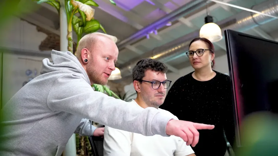 nauten Team bespricht ein komplexes Webprojekt am Bildschirm