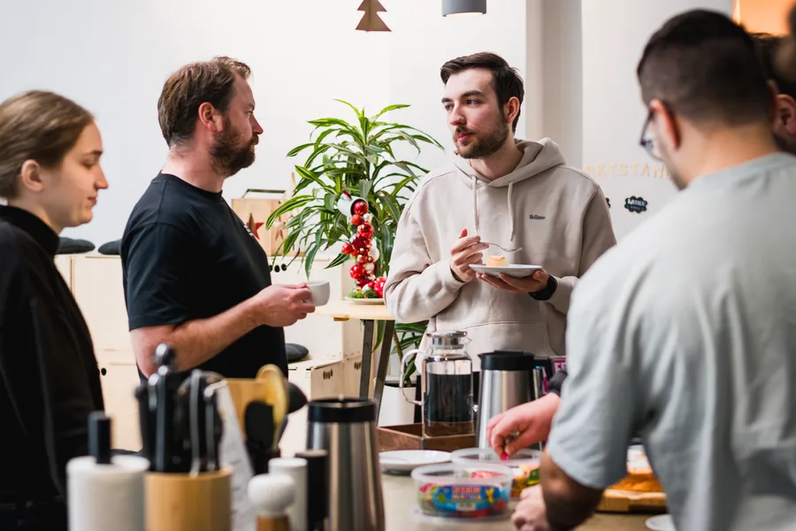 nauten Team im Austausch über Design, Entwicklung und digitale Lösungen nauten Team im Austausch über Design, Entwicklung und digitale Lösungen