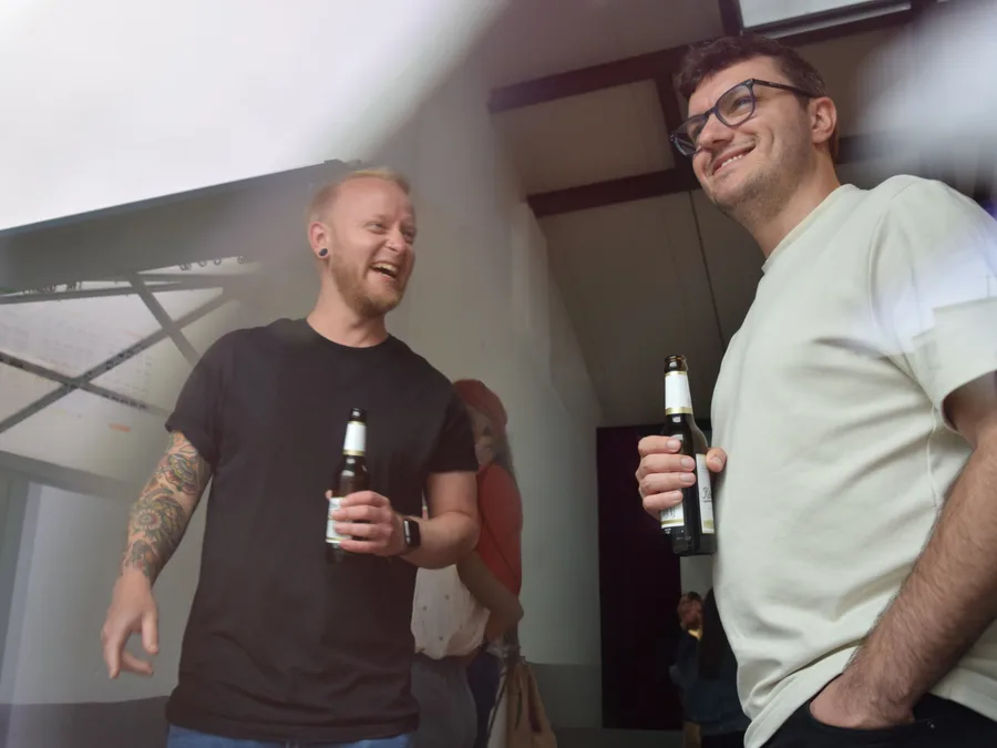 nauten Team beim persönlichen Austausch nach der Arbeit nauten Team beim persönlichen Austausch nach der Arbeit